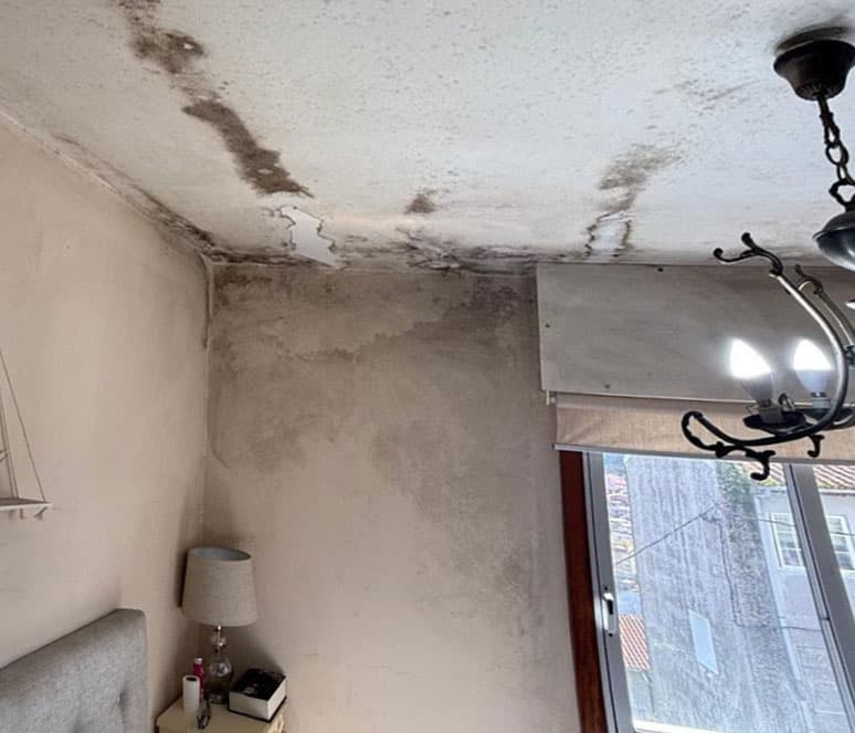 Mancha de humedad en el techo de una vivienda en Pontevedra